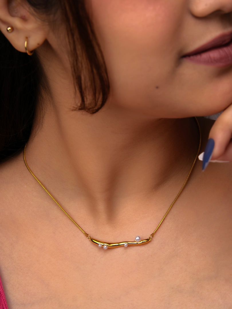 Gold Wave Delicate Pearls Necklace