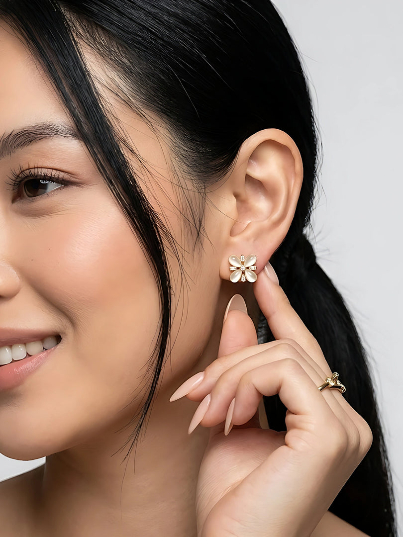 Daisy Glow Stud Earrings