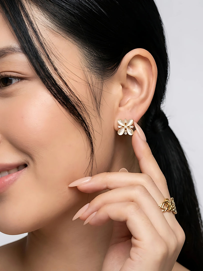 Daisy Glow Stud Earrings